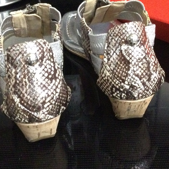 Donald J. Pliner Silver Metallic Snake Print Sandal Size 8 very gently worn - Picture 3 of 15